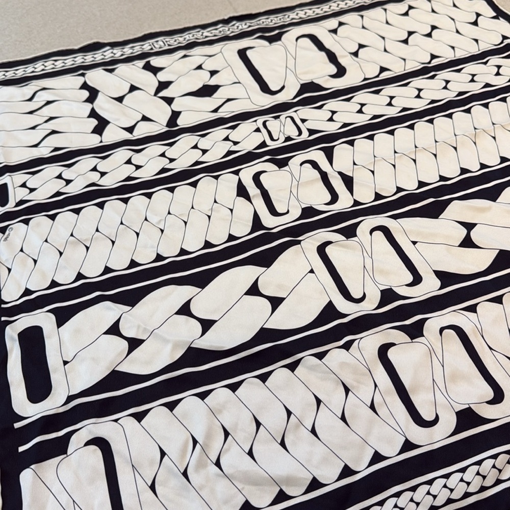 Hermès Clic, c'est noué Scarf! - Picture 9 of 13